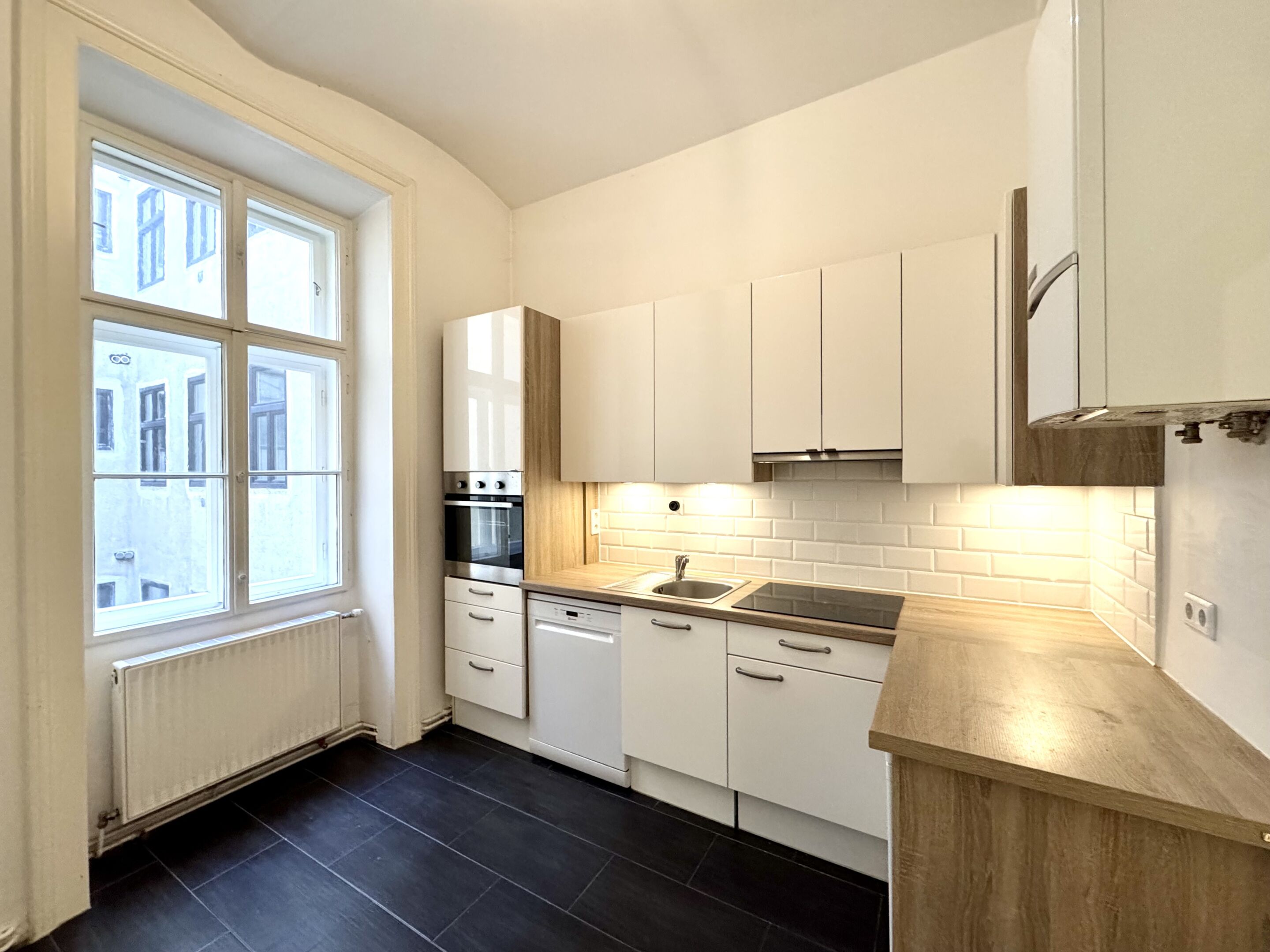 separate Küche mit Fenster