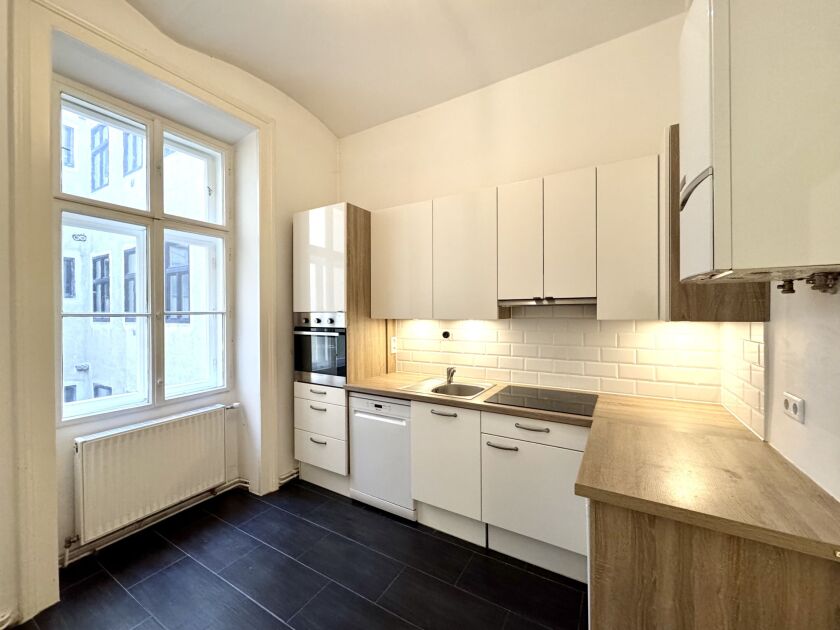 separate Küche mit Fenster