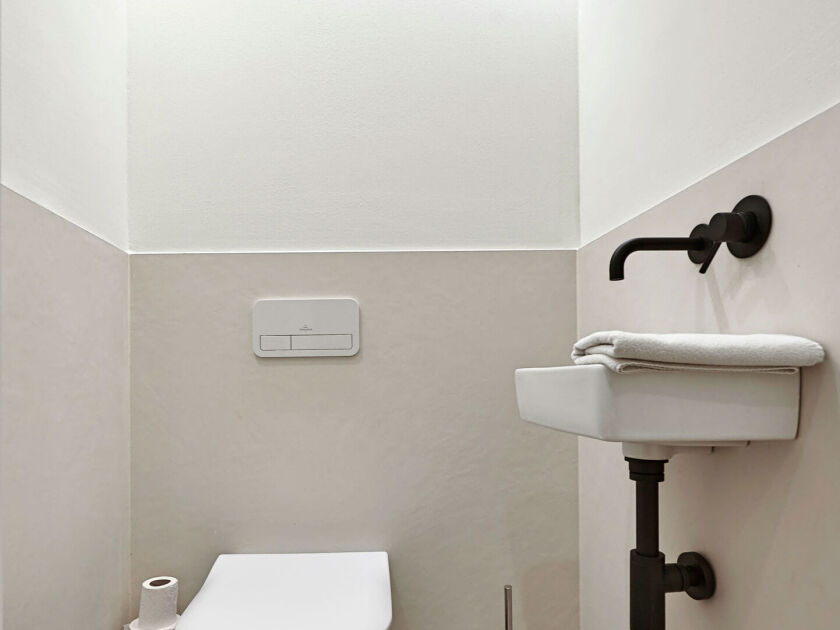 separate Toilette mit Handwaschbecken