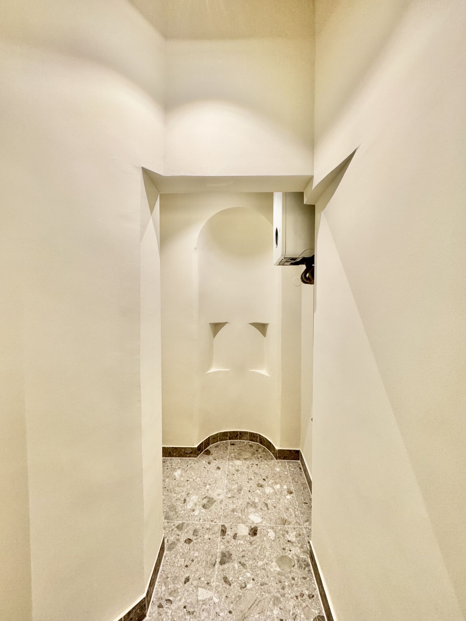 Abstellraum mit Waschmaschinenanschluss