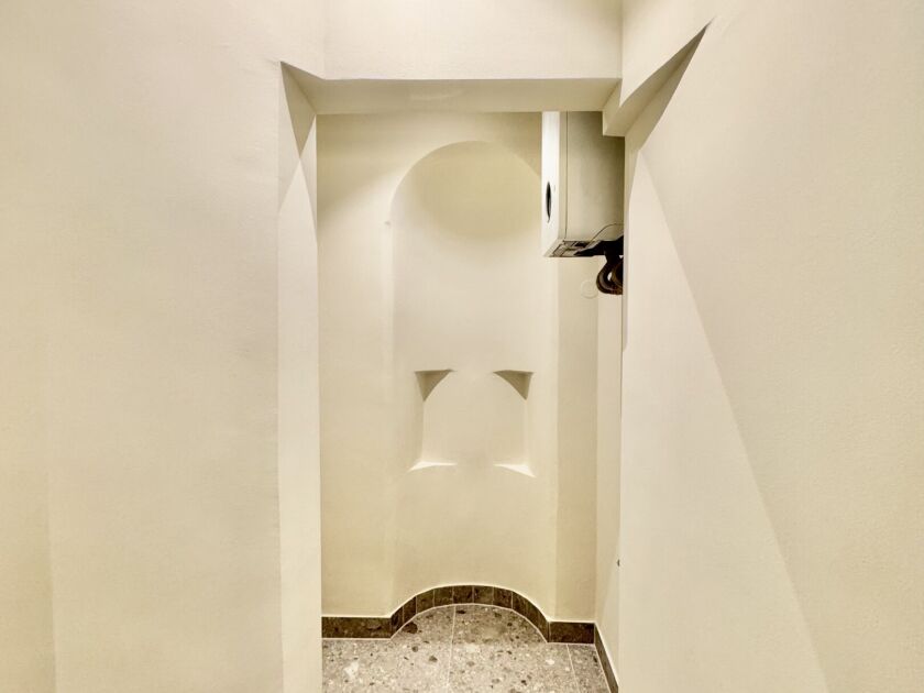 Abstellraum mit Waschmaschinenanschluss