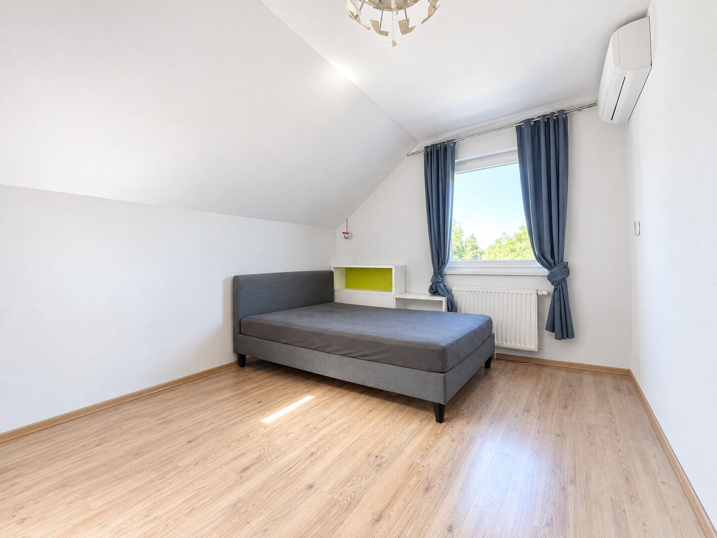 Helles, aufgeräumtes Dachbodenschlafzimmer