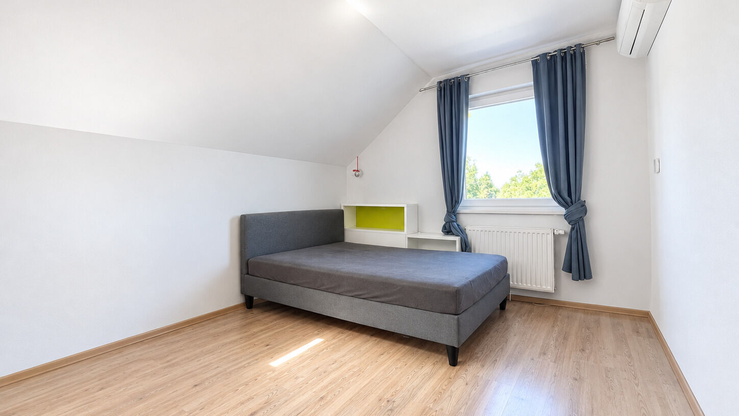 Helles, aufgeräumtes Dachbodenschlafzimmer