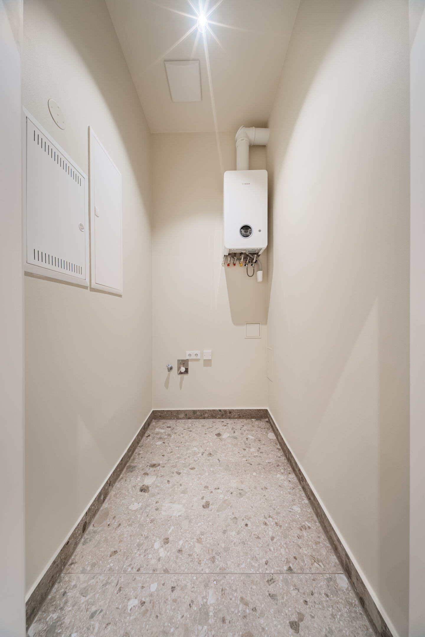 Abstellraum mit Waschmaschinenanschluss