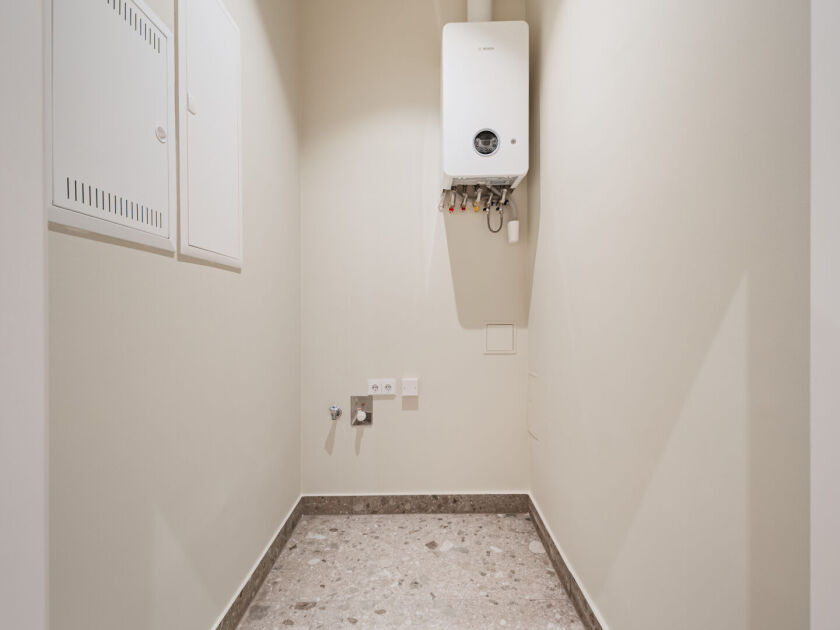 Abstellraum mit Waschmaschinenanschluss