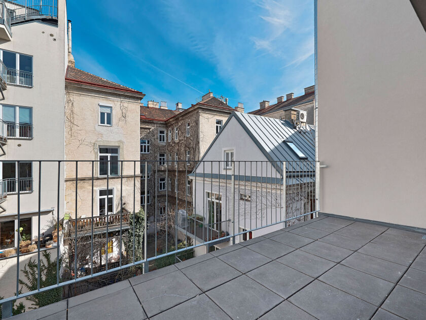 hofseitige Terrasse