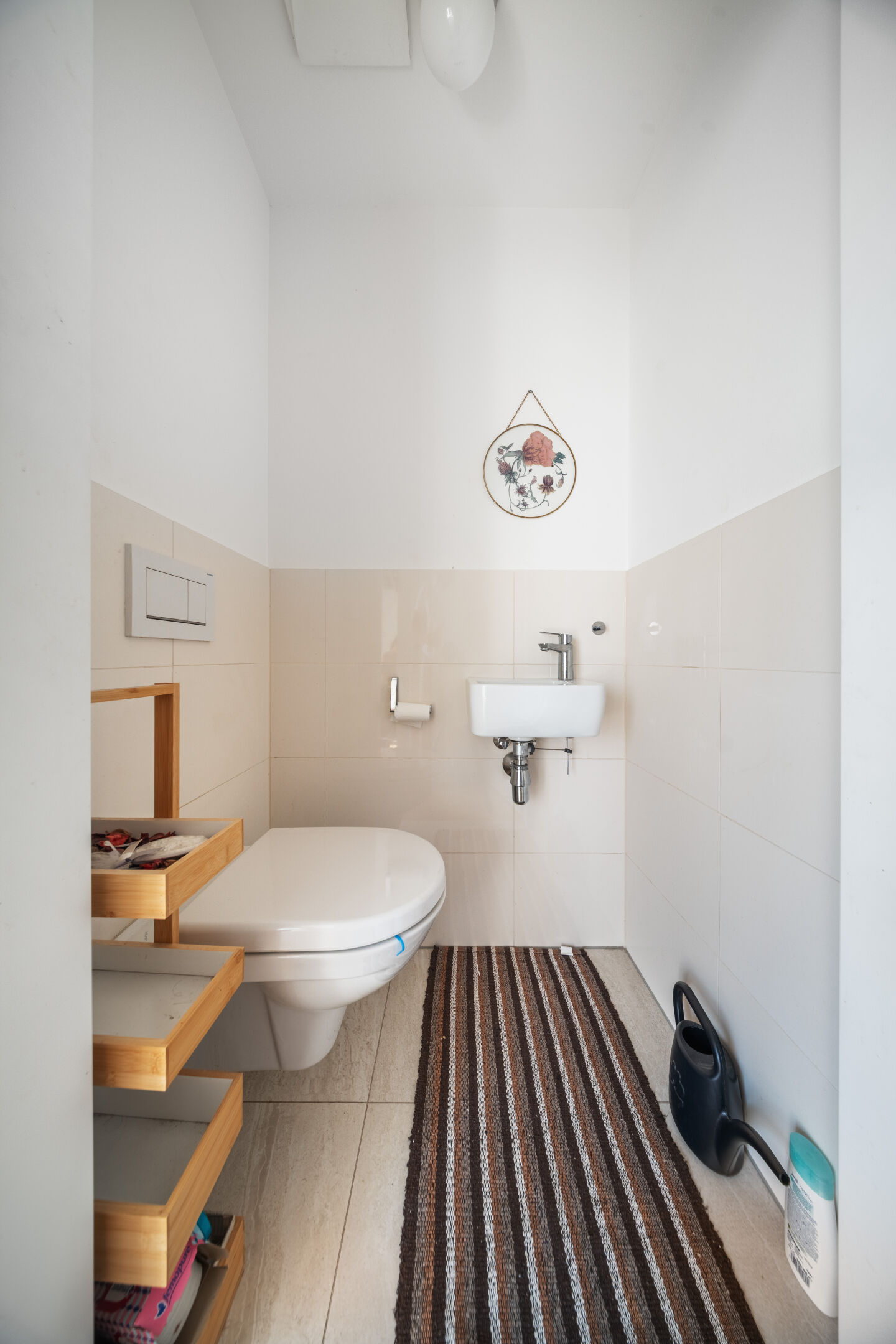 separates WC mit Handwaschbecken