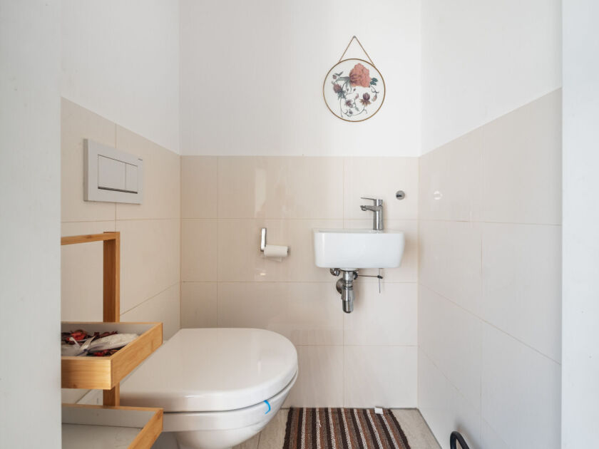 separates WC mit Handwaschbecken