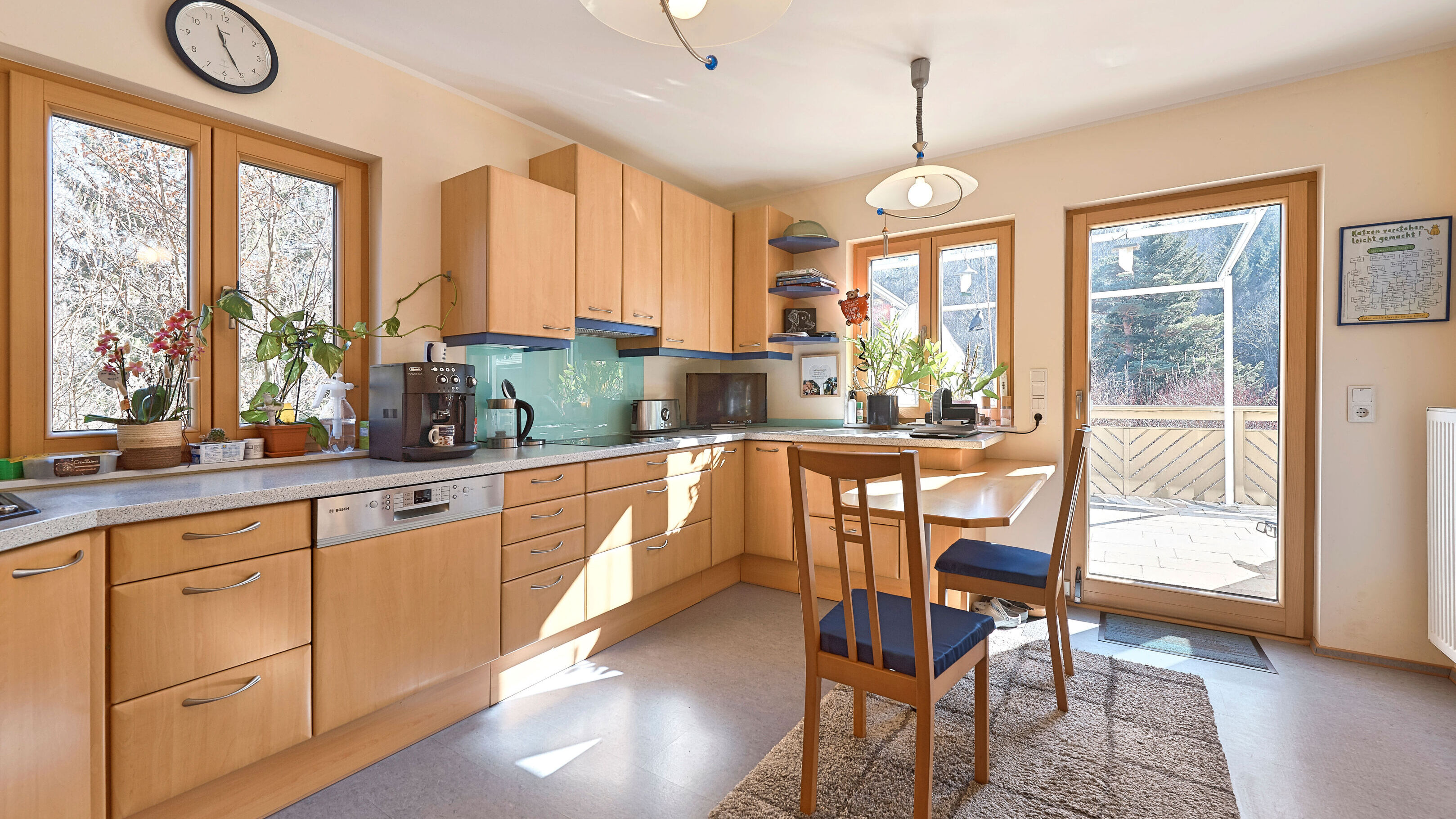 Küche mit Terrassenzugang
