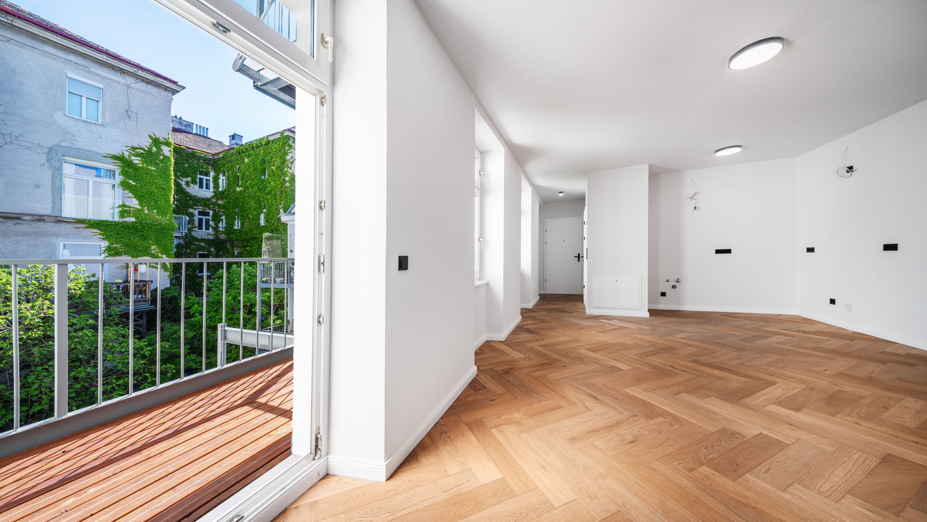 Wohnzimmer mit Balkon