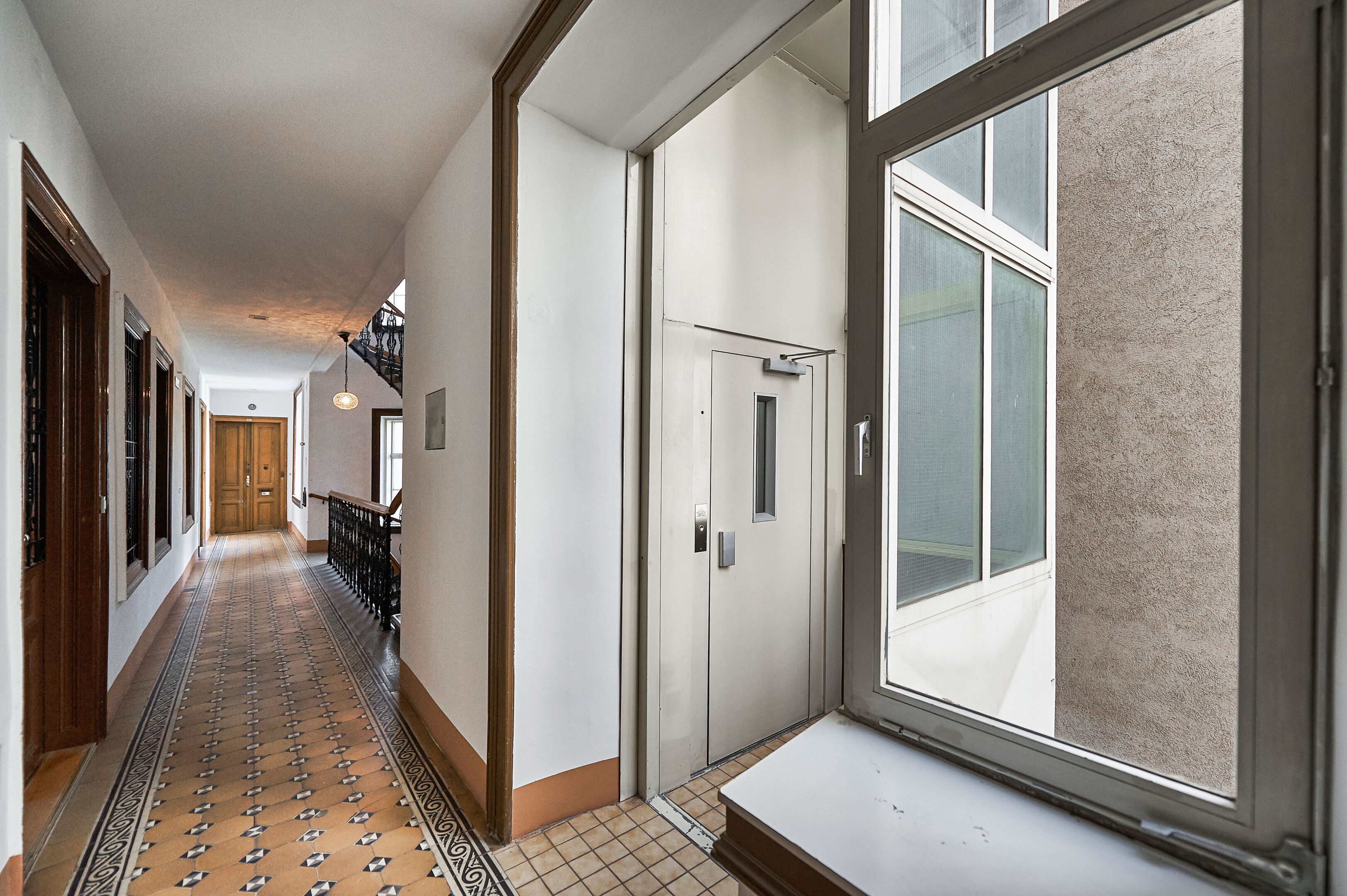 Stiegenhaus mit Lift