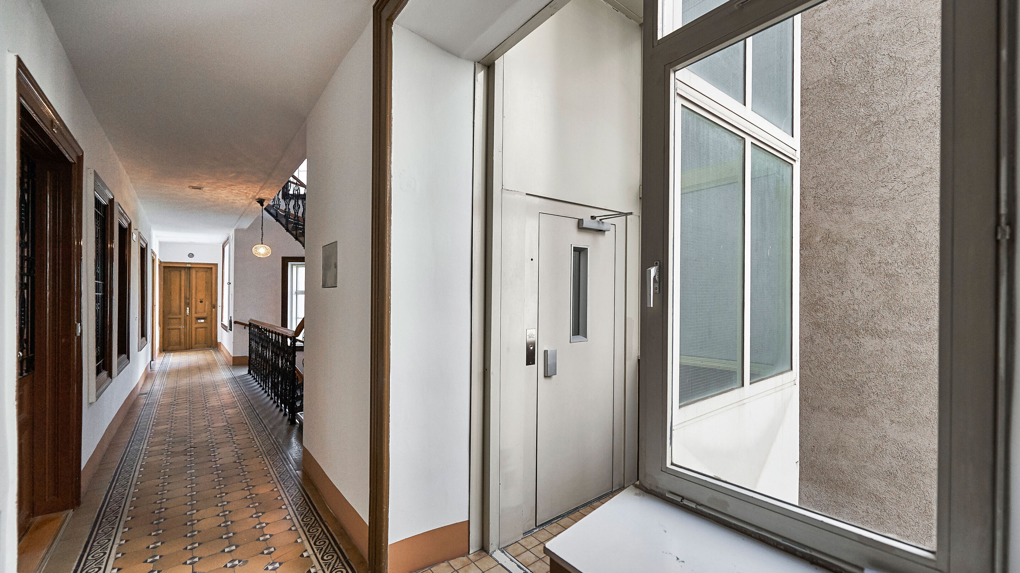 Stiegenhaus mit Lift