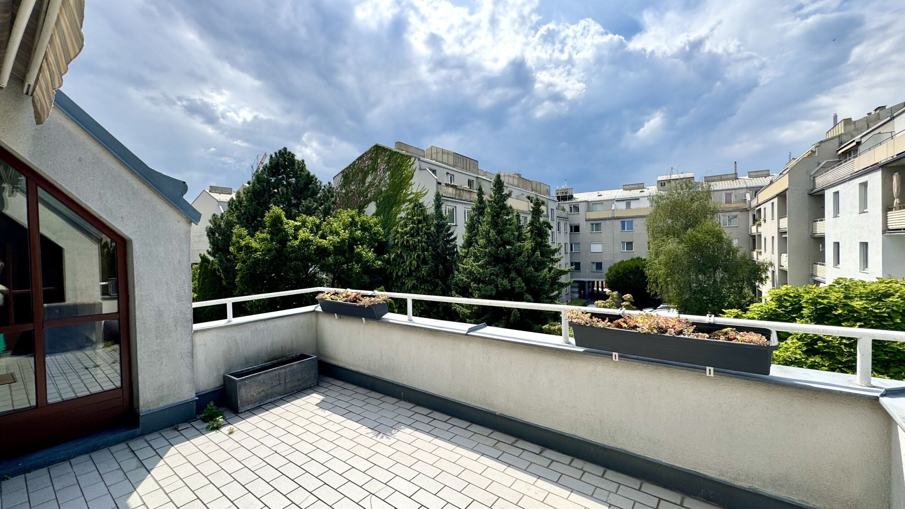 Terrasse mit Gartenblick