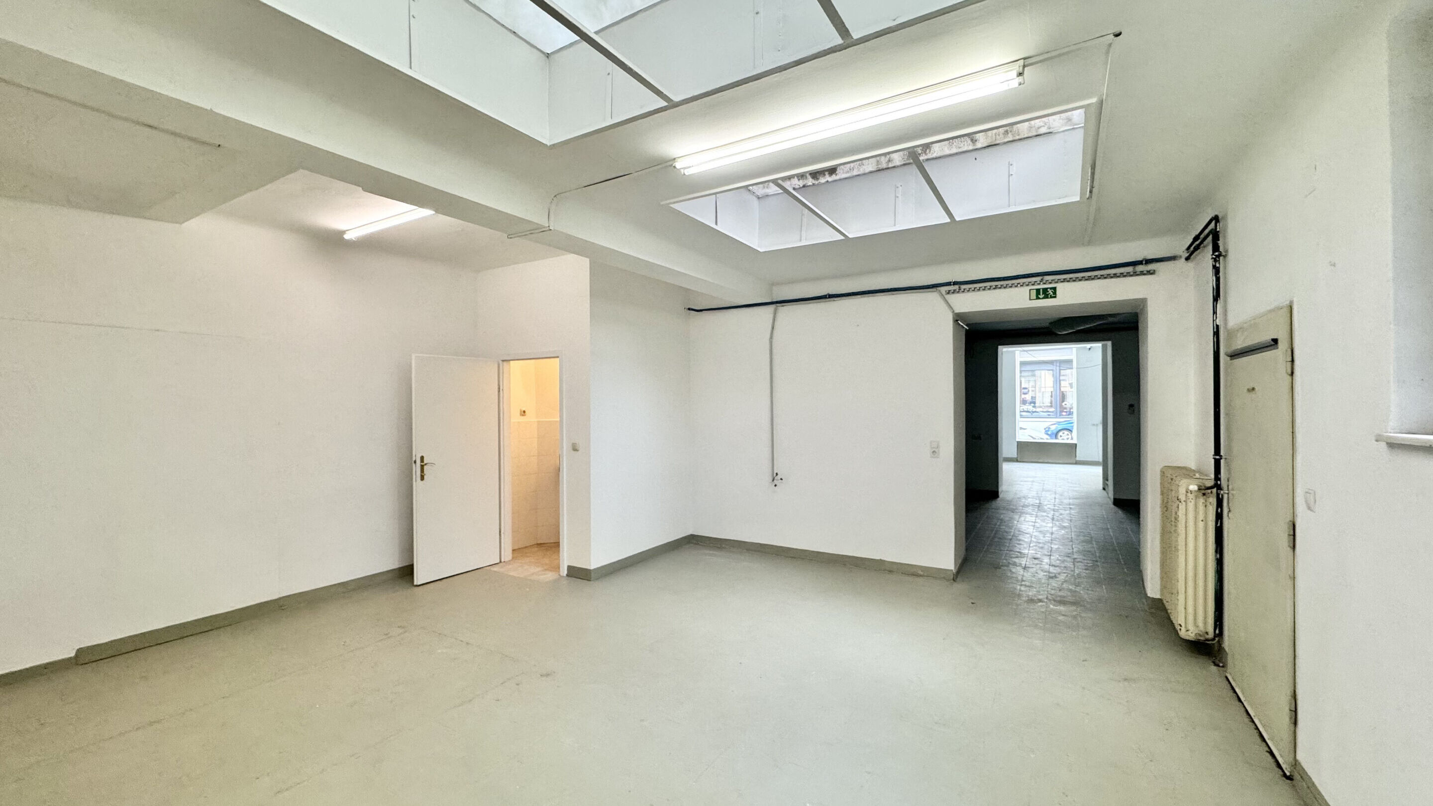 hofseitiger Raum mit WC