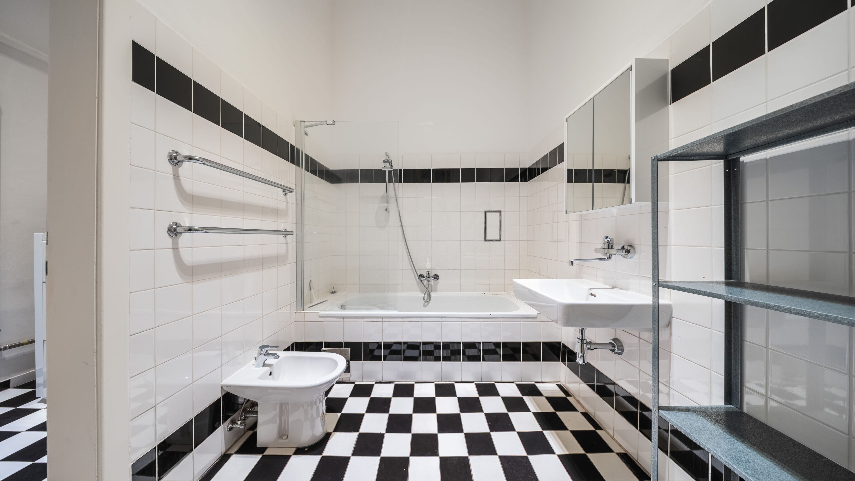 Badezimmer mit Fenster