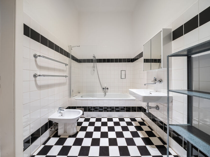 Badezimmer mit Fenster