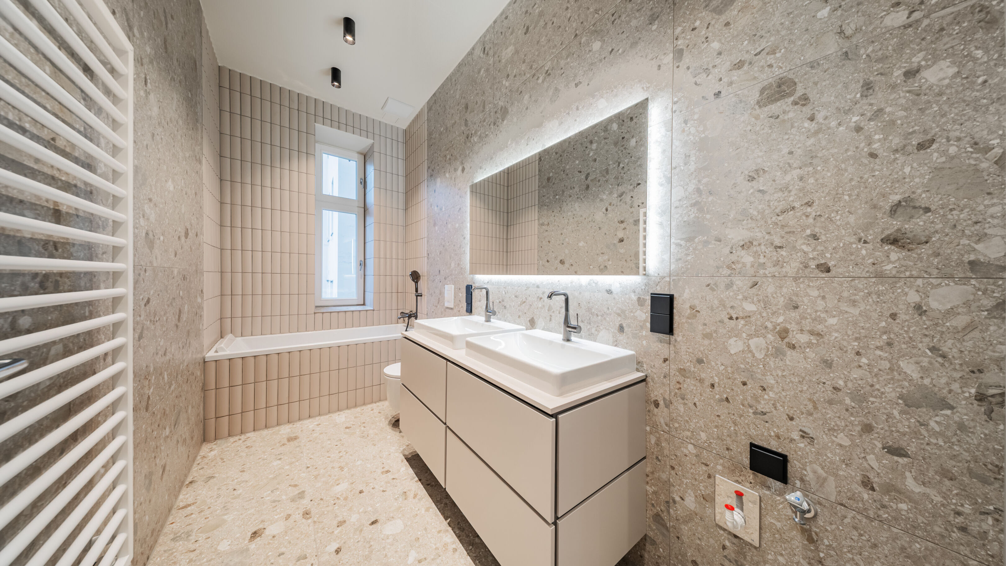 Badezimmer mit Fenster