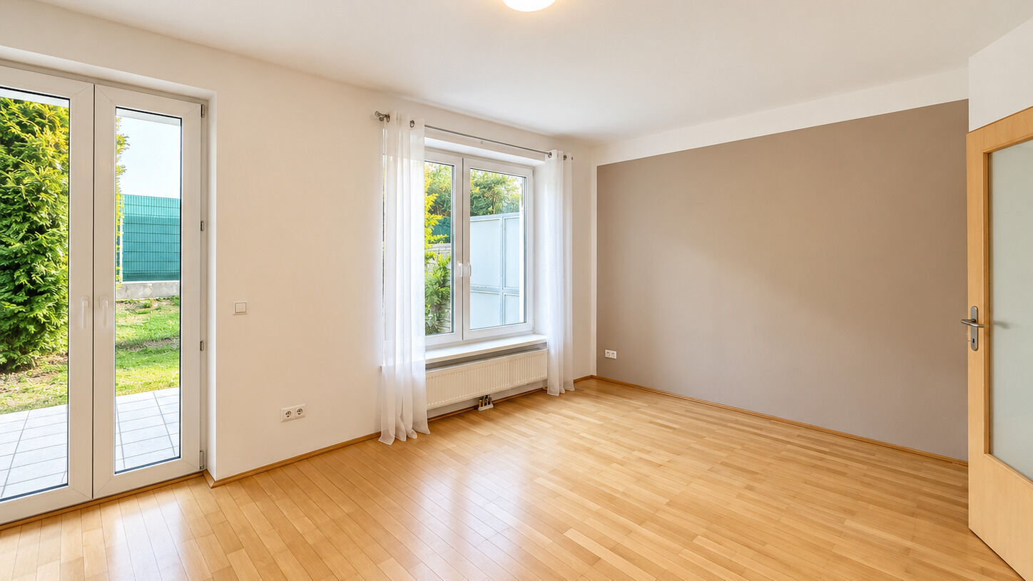 Heller moderner Wohnraum mit Gartenblick