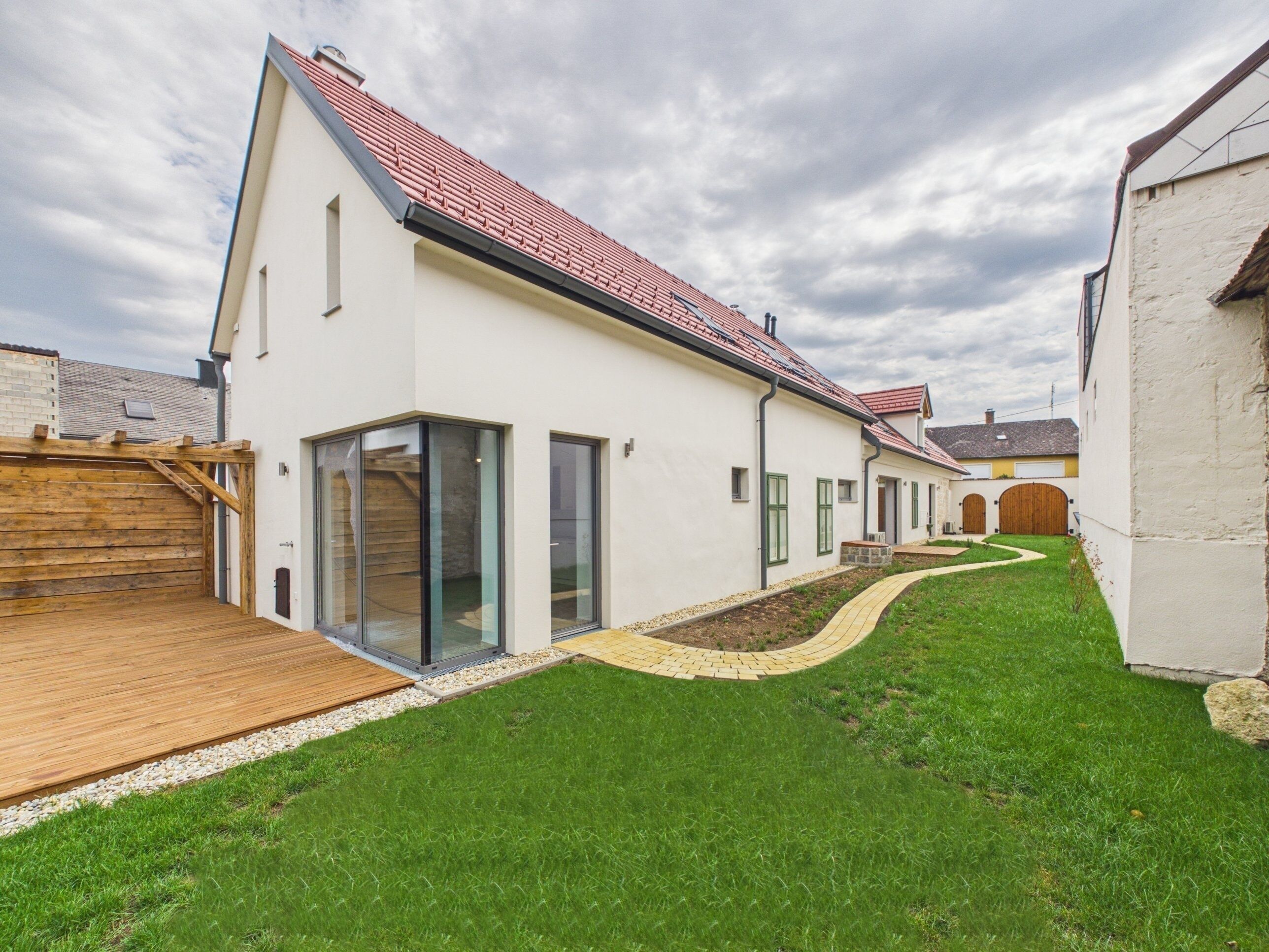 Nebentrakt mit Holzterrasse