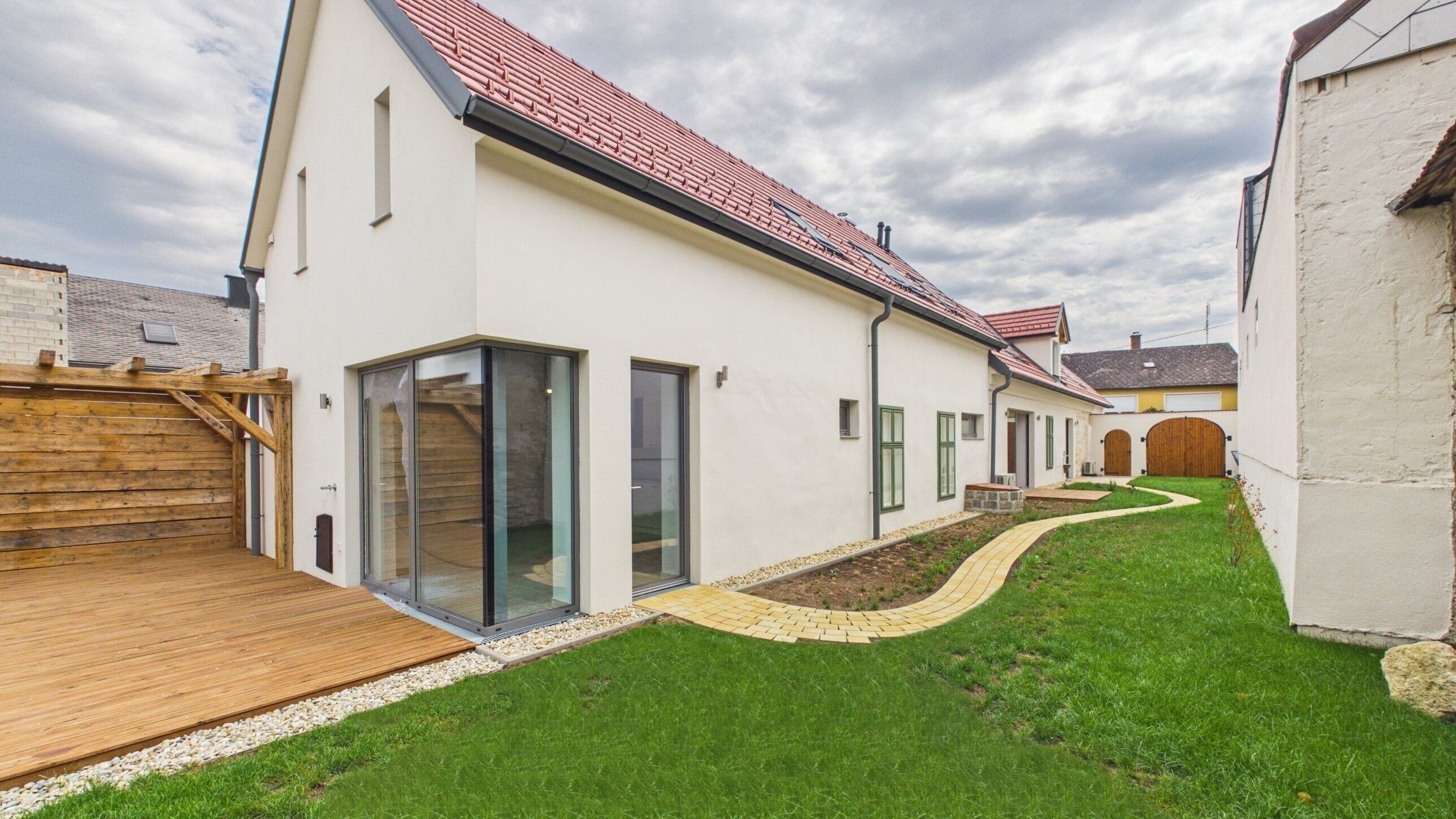 Nebentrakt mit Holzterrasse
