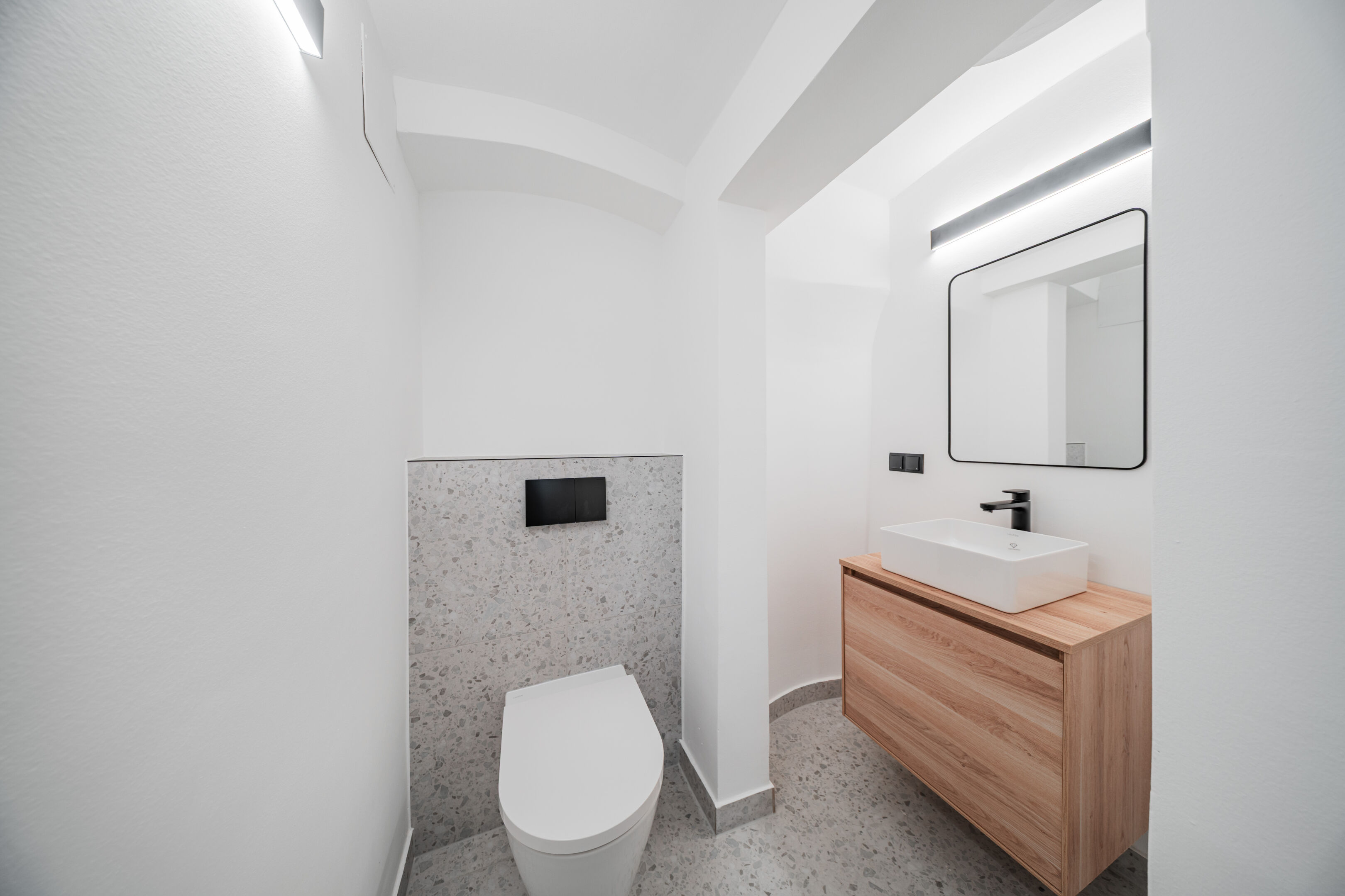 separates WC