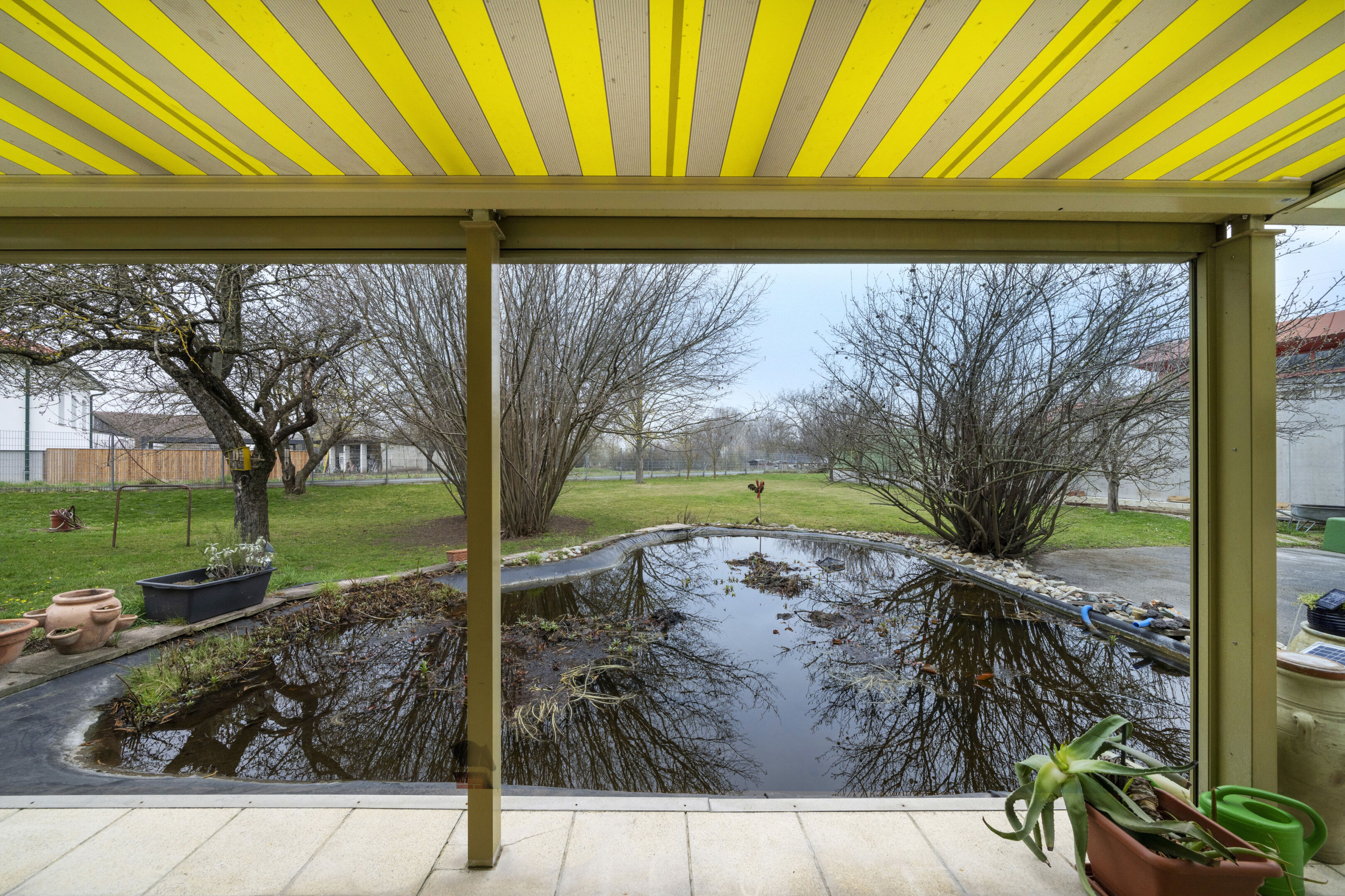 Terrasse mit Garten- und Teichblick
