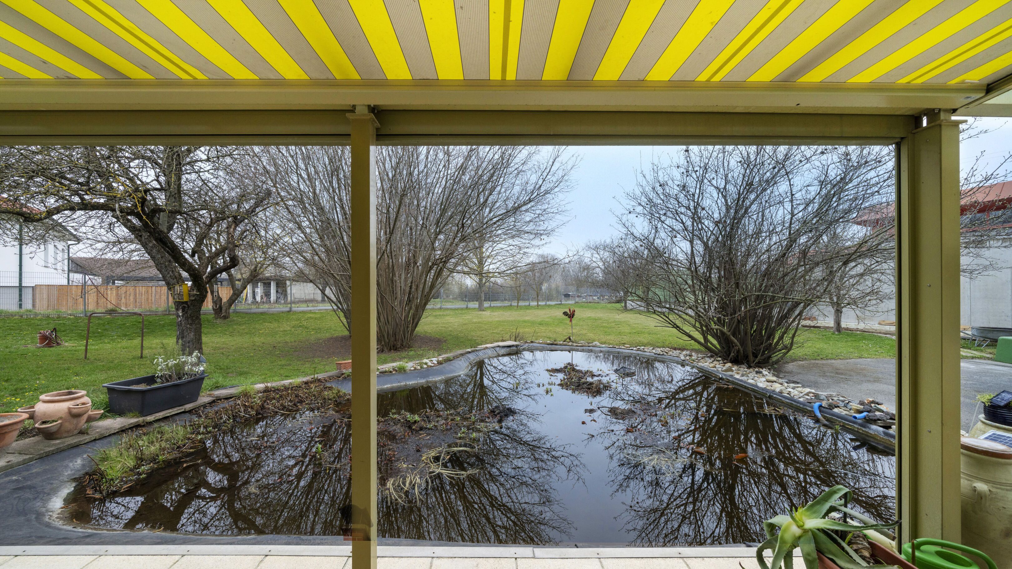 Terrasse mit Garten- und Teichblick