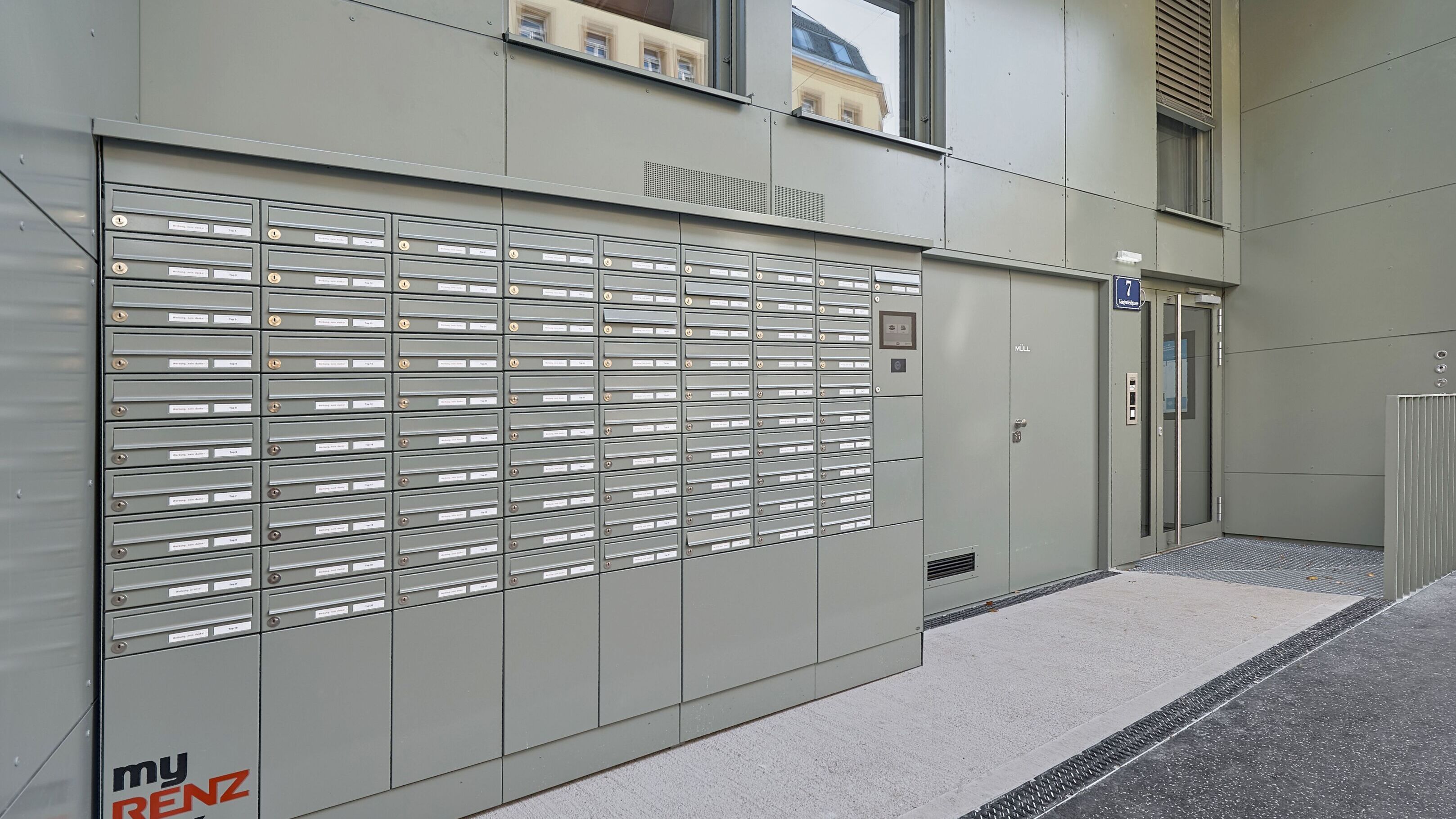 WINEGG-Arndtstraße 50-Fassade-Paketboxanlage
