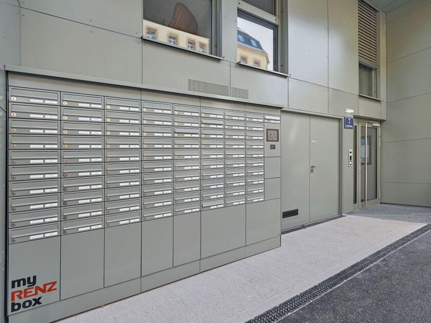 WINEGG-Arndtstraße 50-Fassade-Paketboxanlage