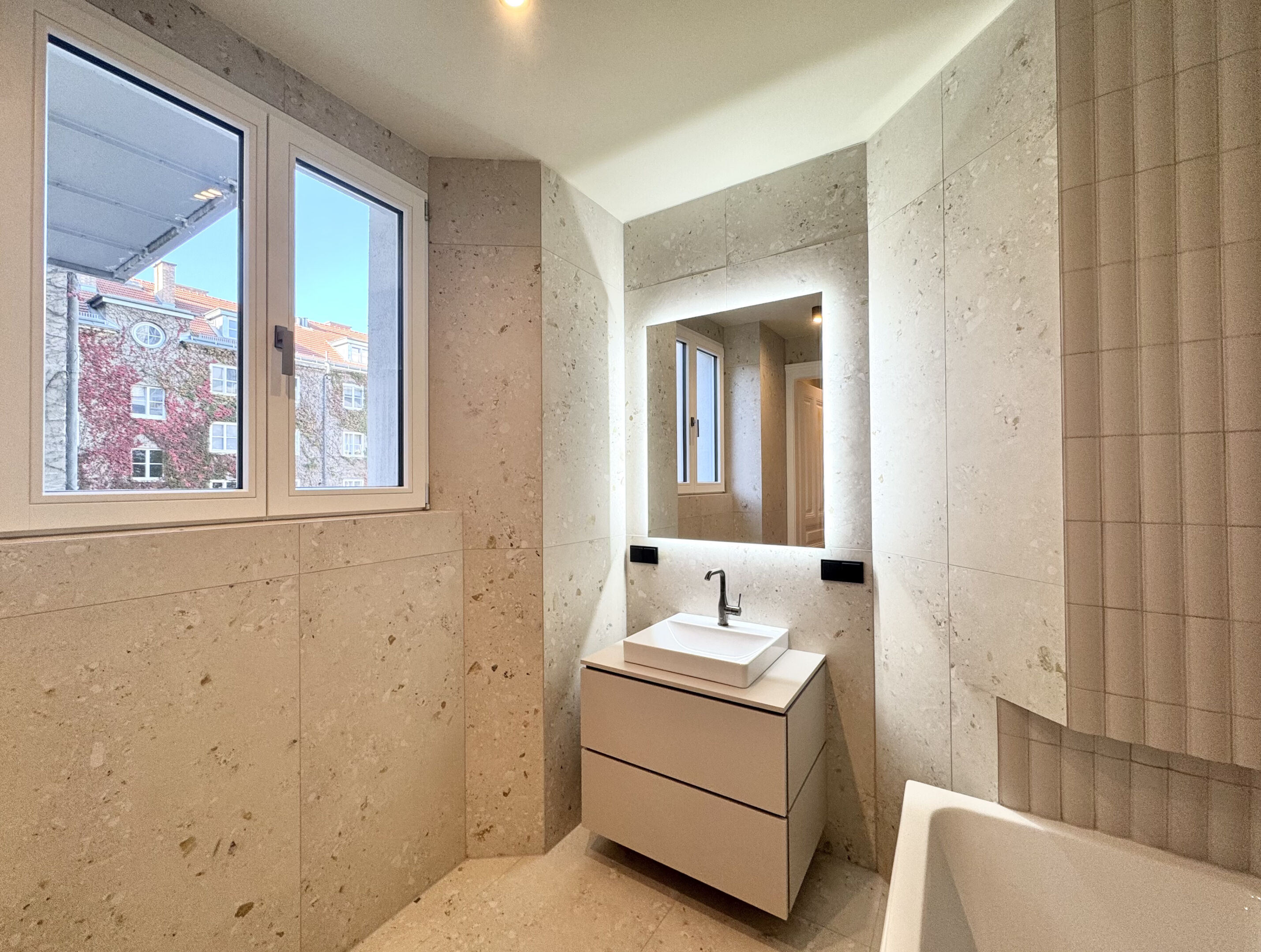 Badezimmer mit Fenster