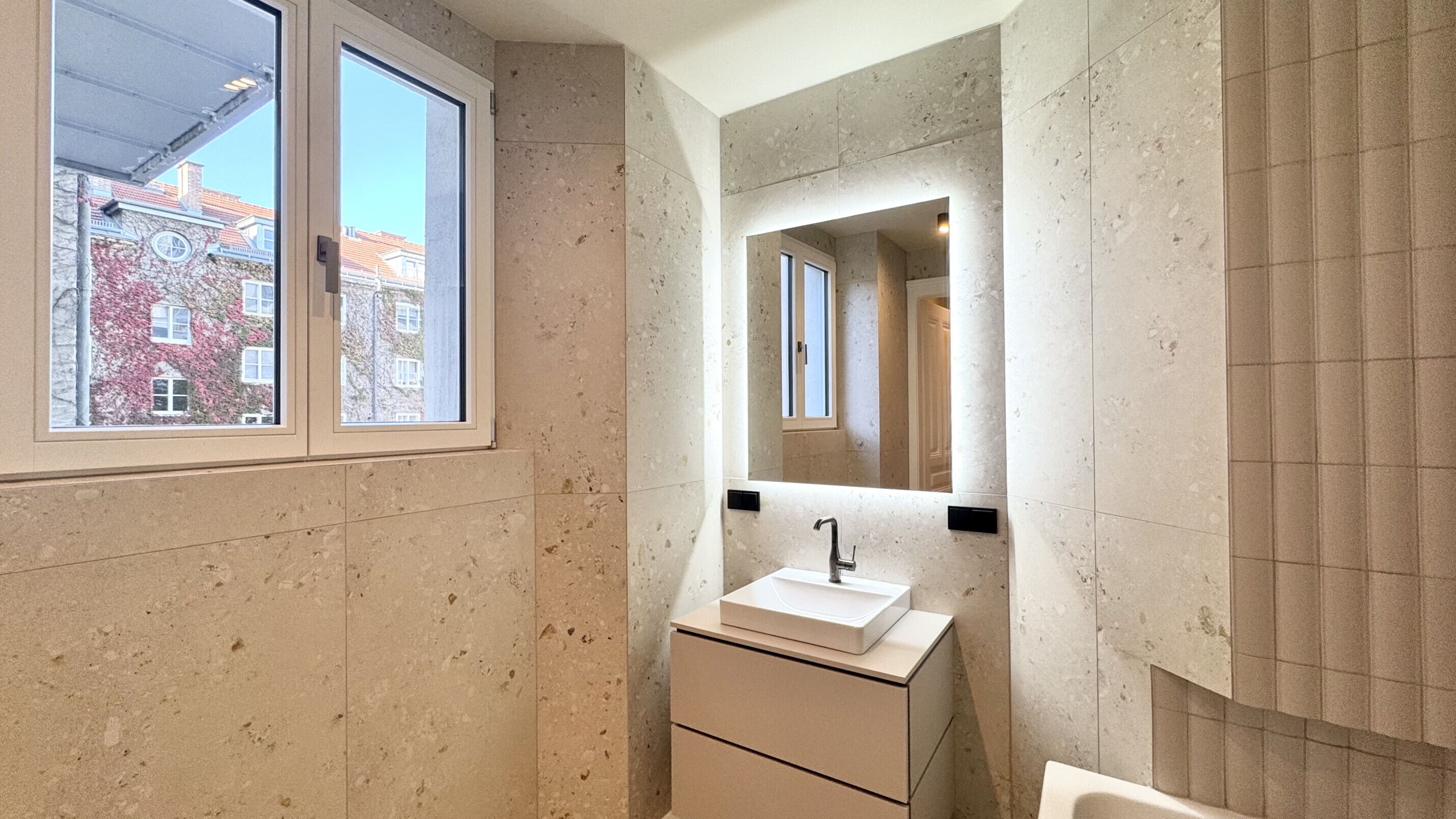 Badezimmer mit Fenster