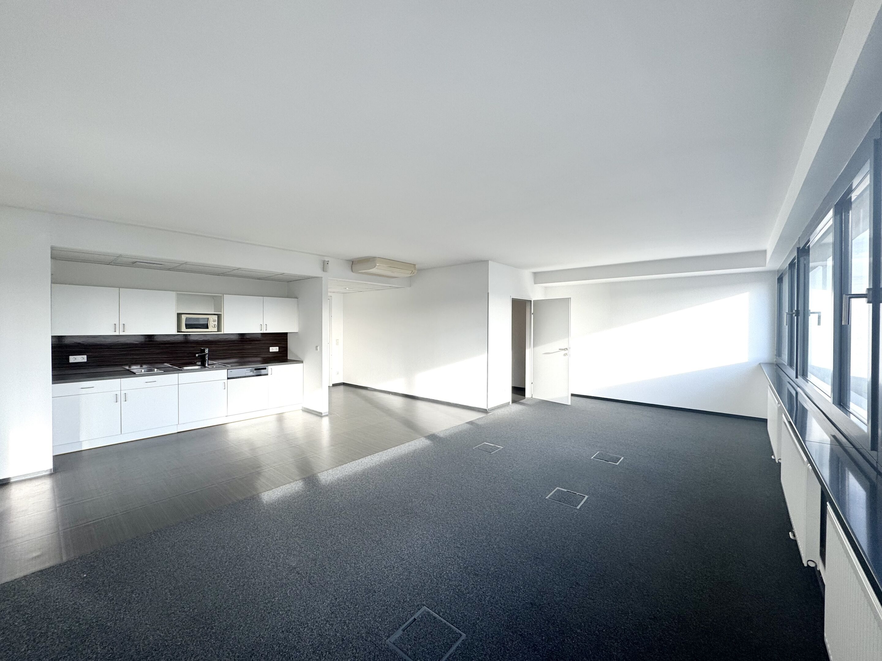 Büro 1 mit Einbauküche