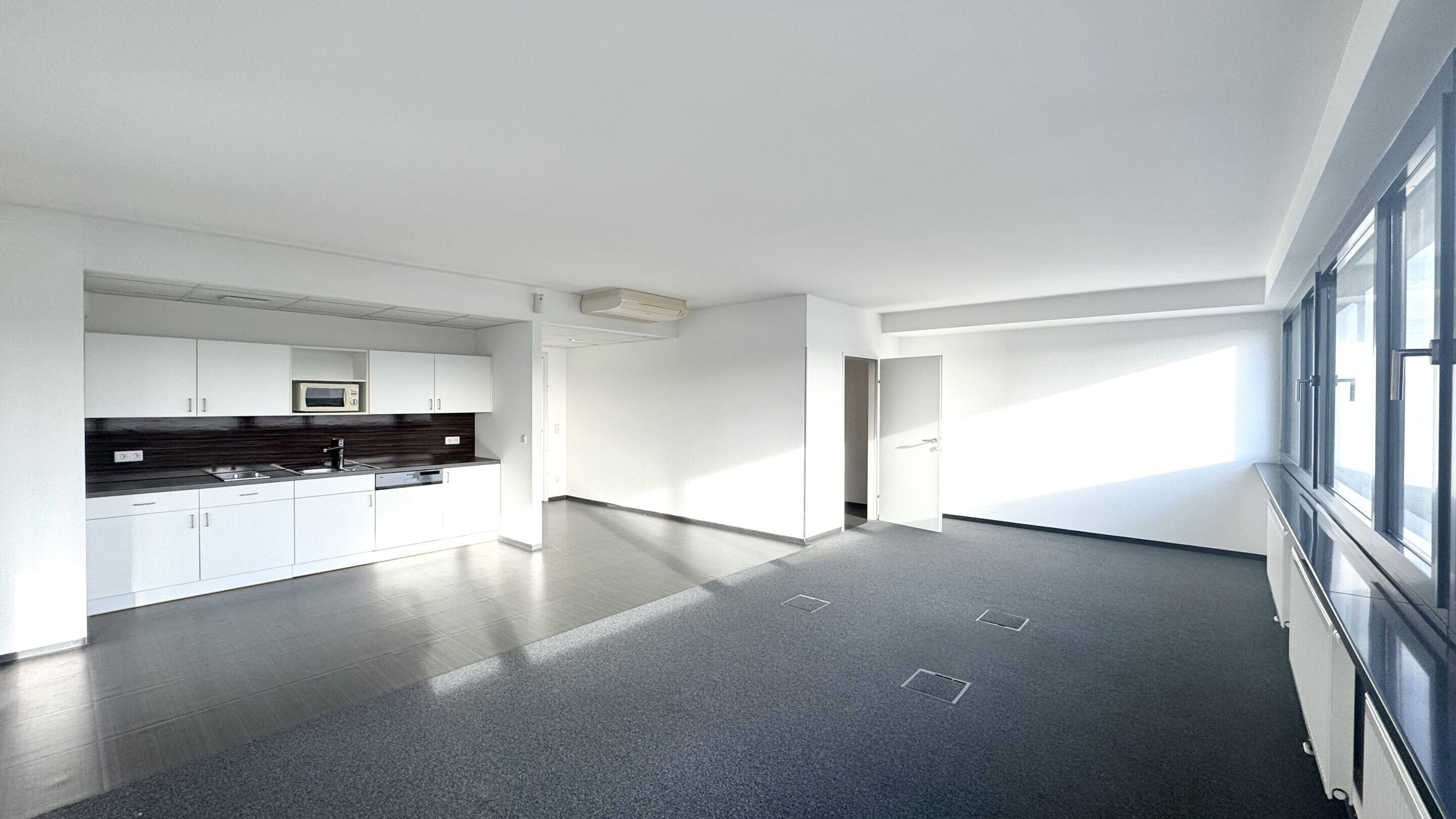 Büro 1 mit Einbauküche