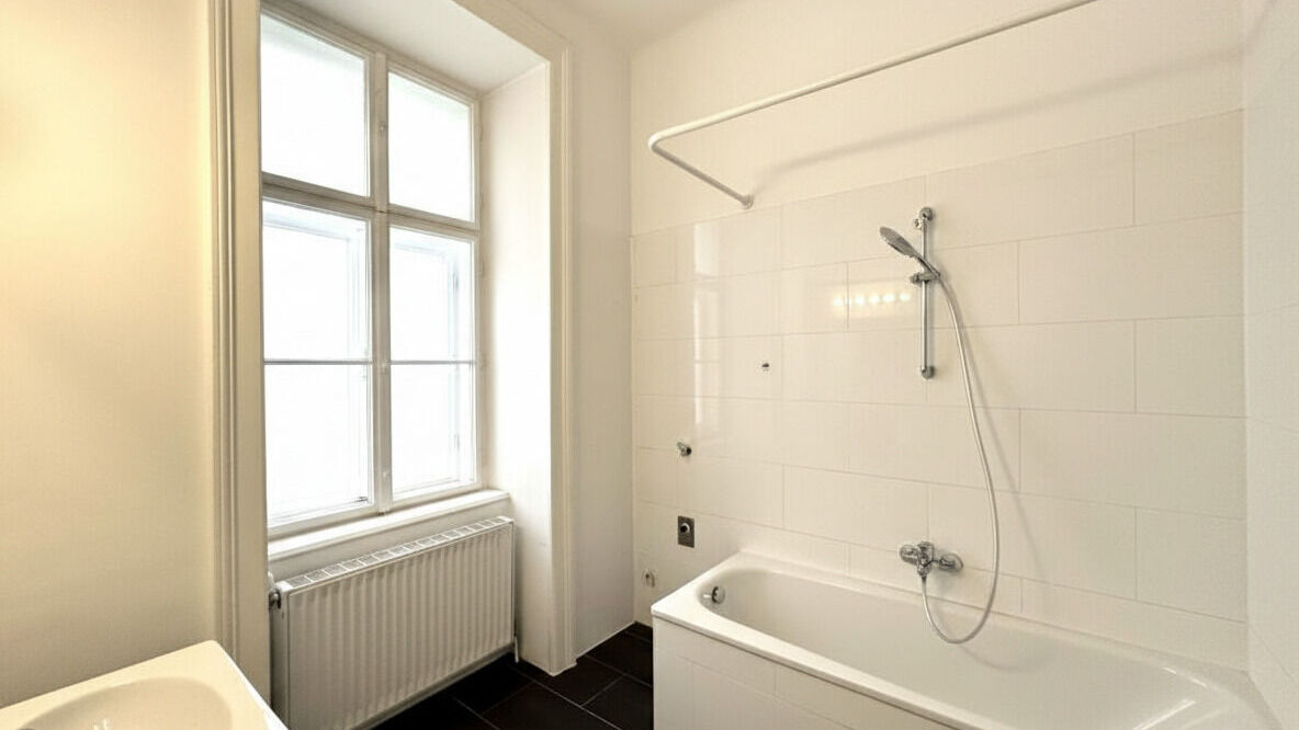 Badezimmer mit Fenster