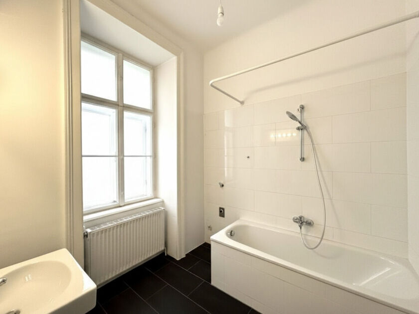 Badezimmer mit Fenster