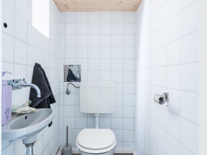 separates WC