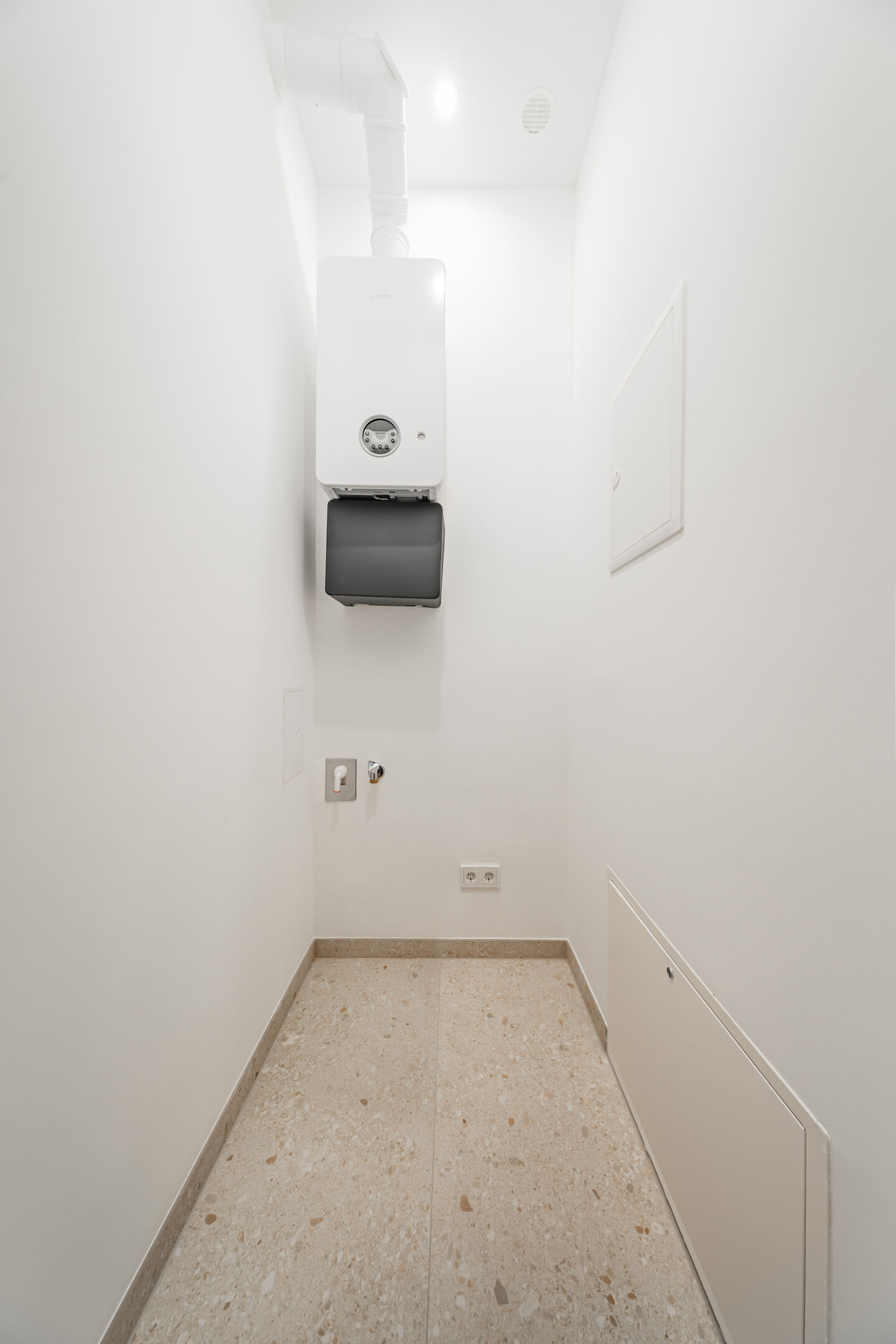 Abstellraum mit Waschmaschinenanschluss