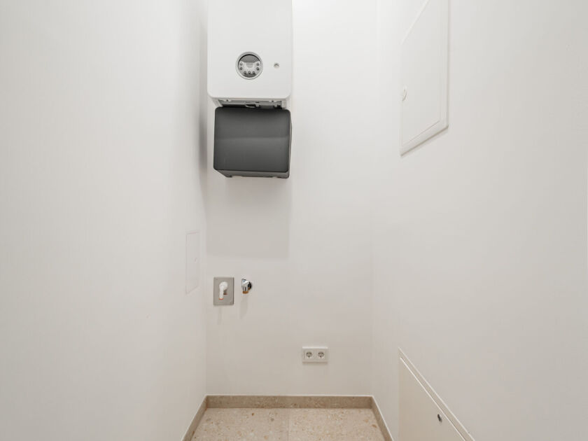 Abstellraum mit Waschmaschinenanschluss