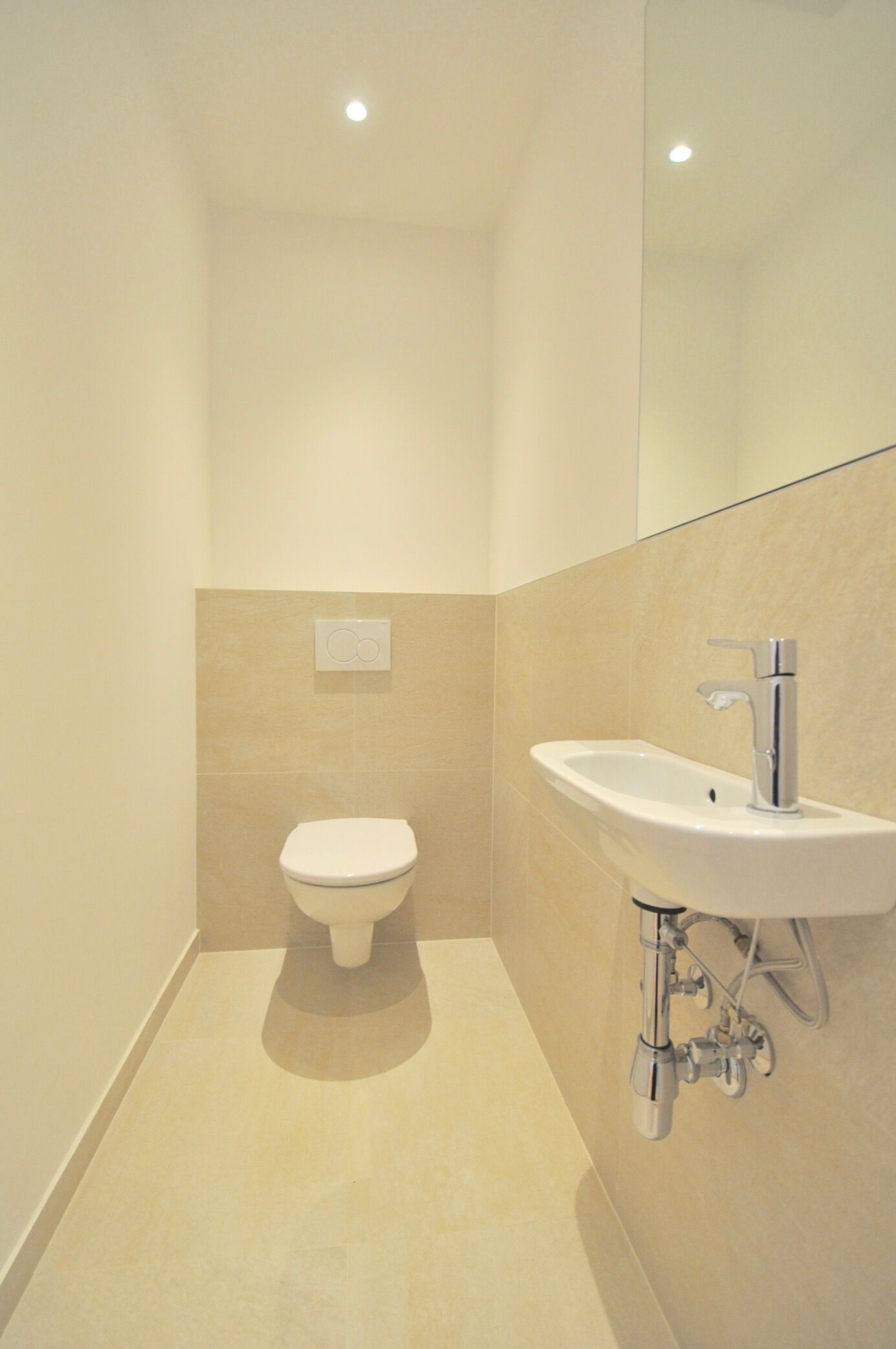 separates WC mit Handwaschbecken