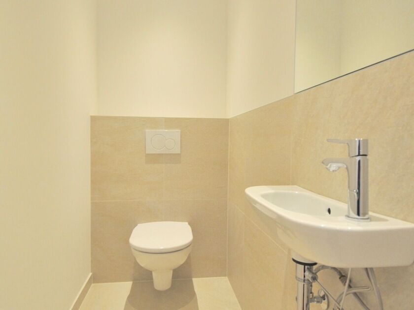 separates WC mit Handwaschbecken