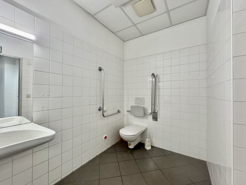behindertengerechte Toilette