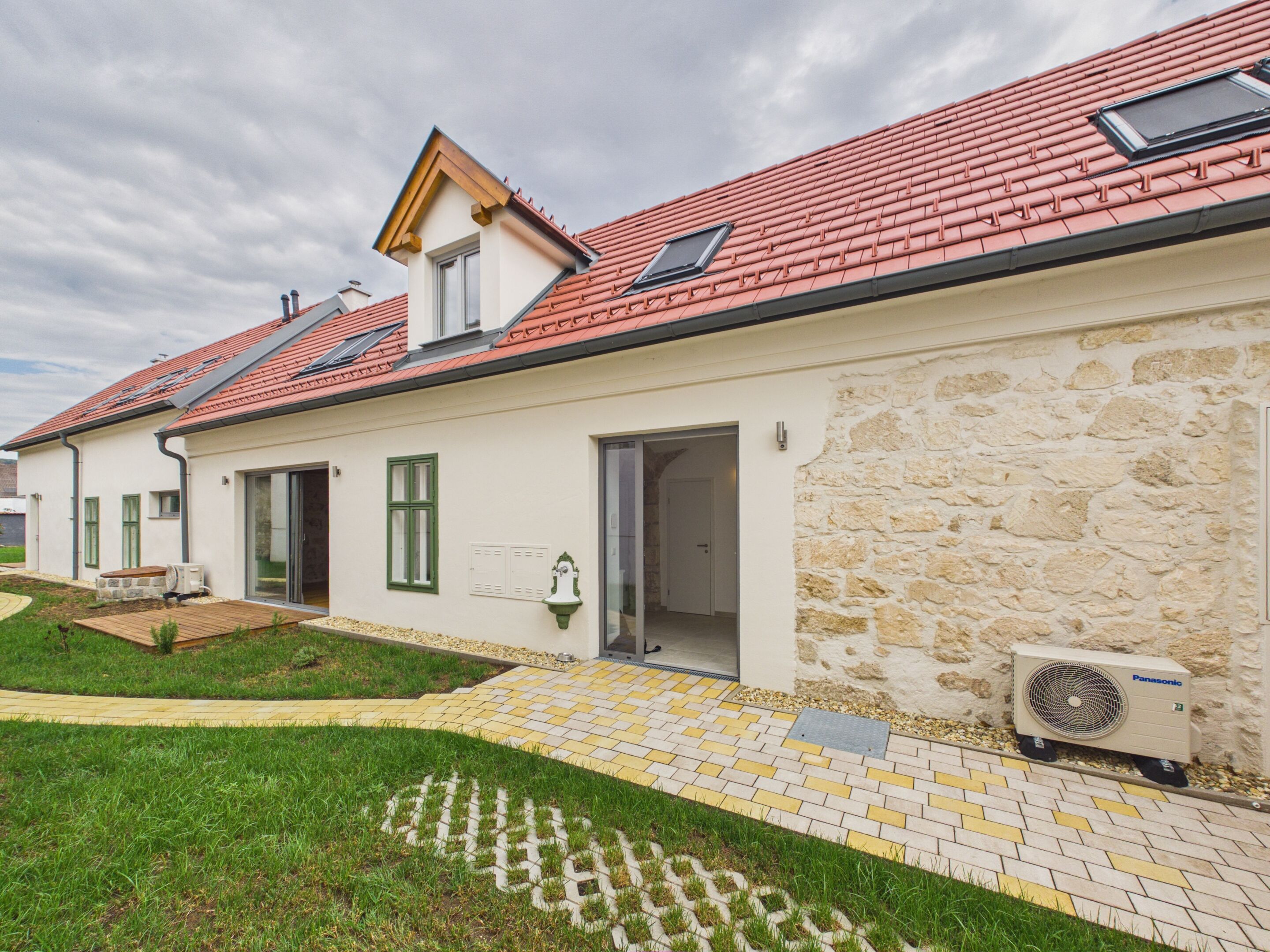 Innenhof mit Natursteinfassade