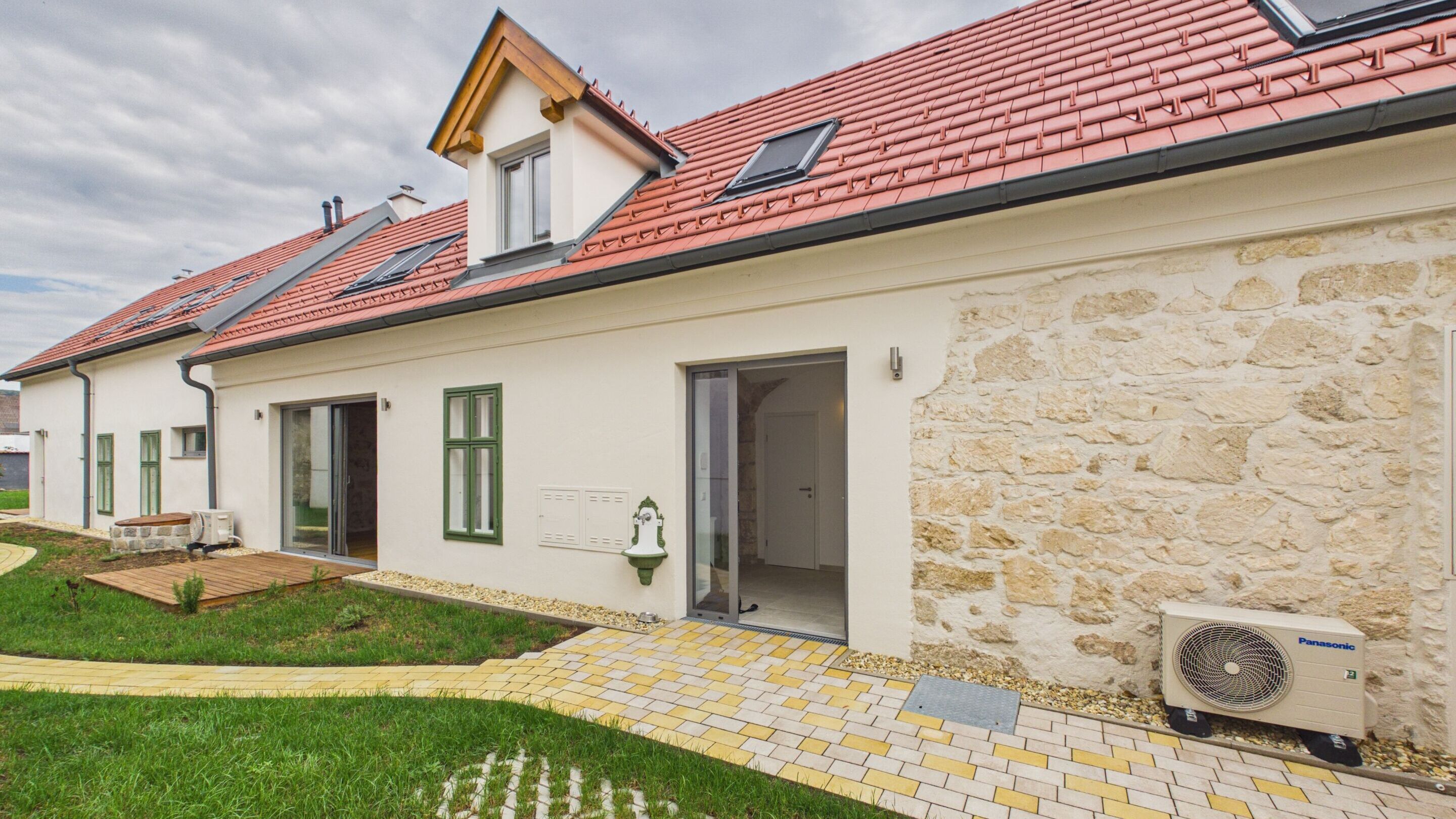 Innenhof mit Natursteinfassade