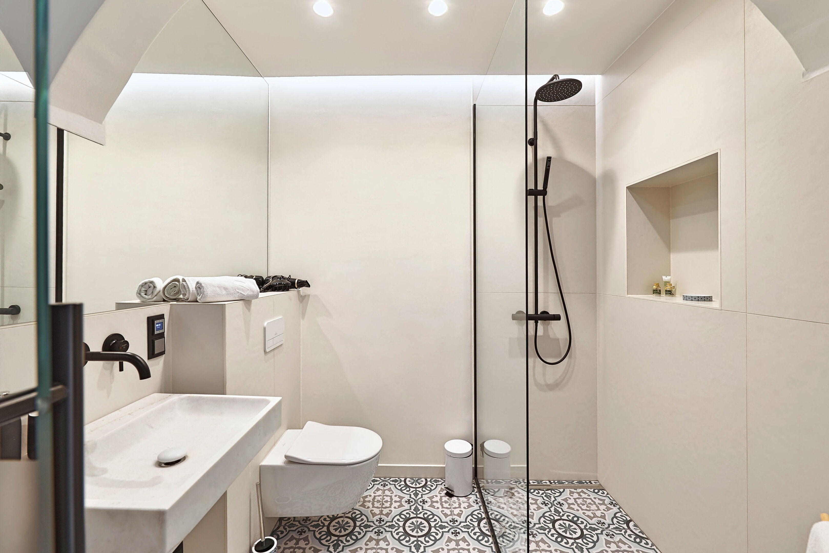 Bad mit Dusche und WC