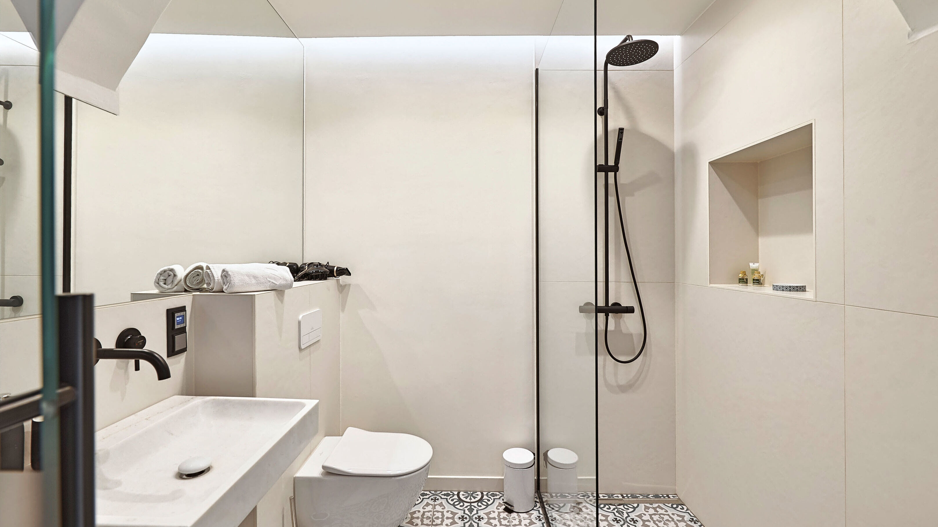 Bad mit Dusche und WC