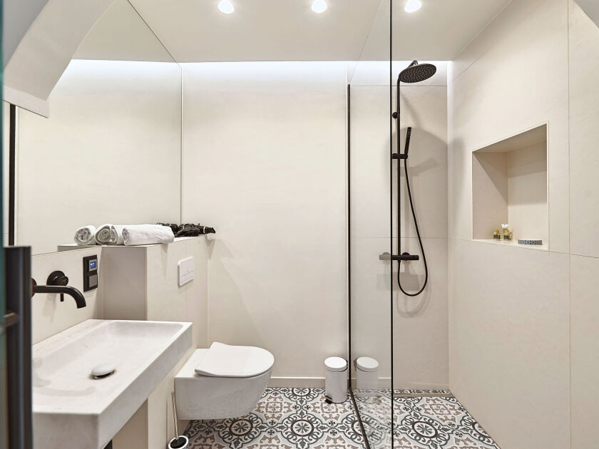 Bad mit Dusche und WC