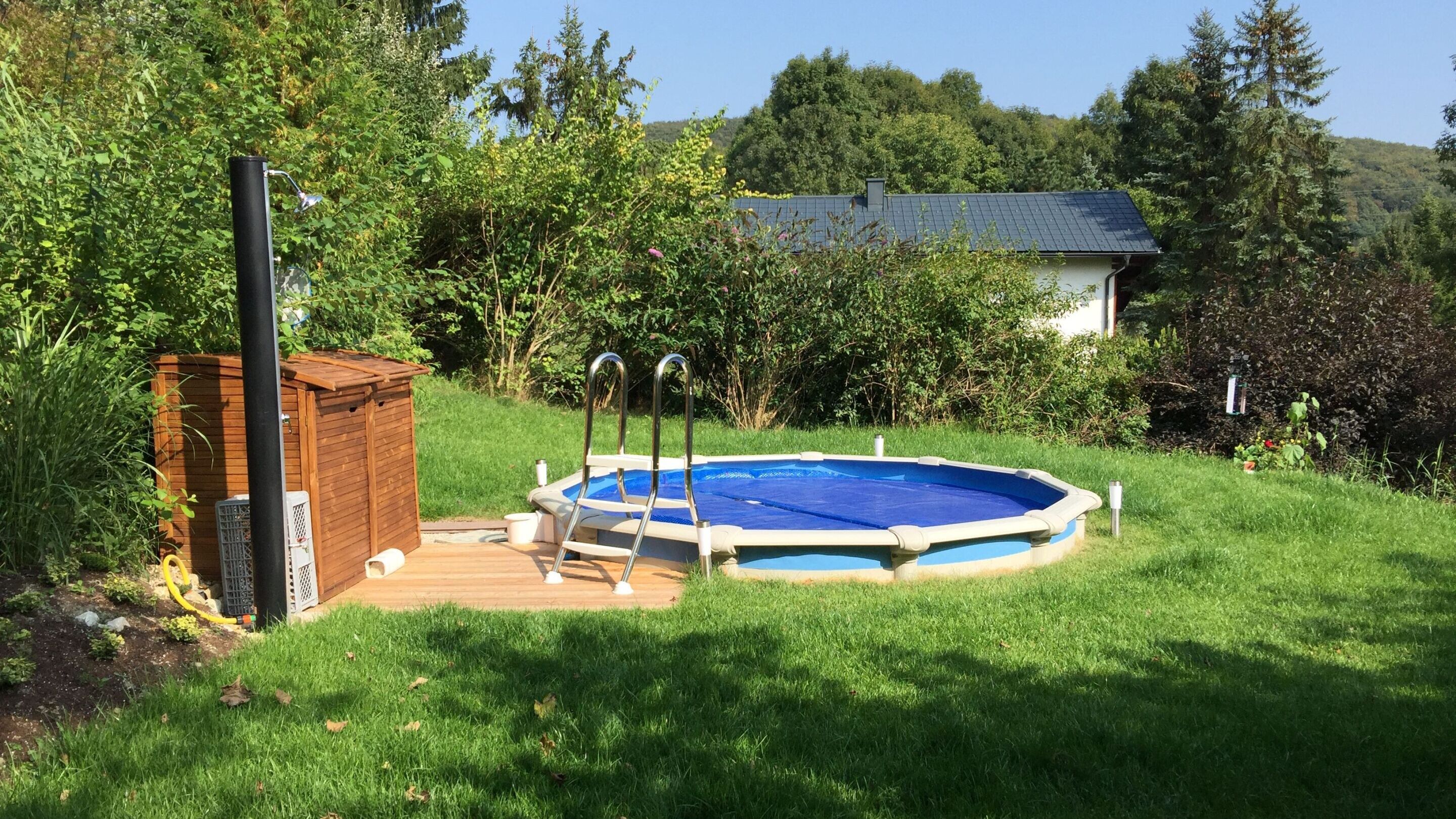 Pool und Garten im Sommer