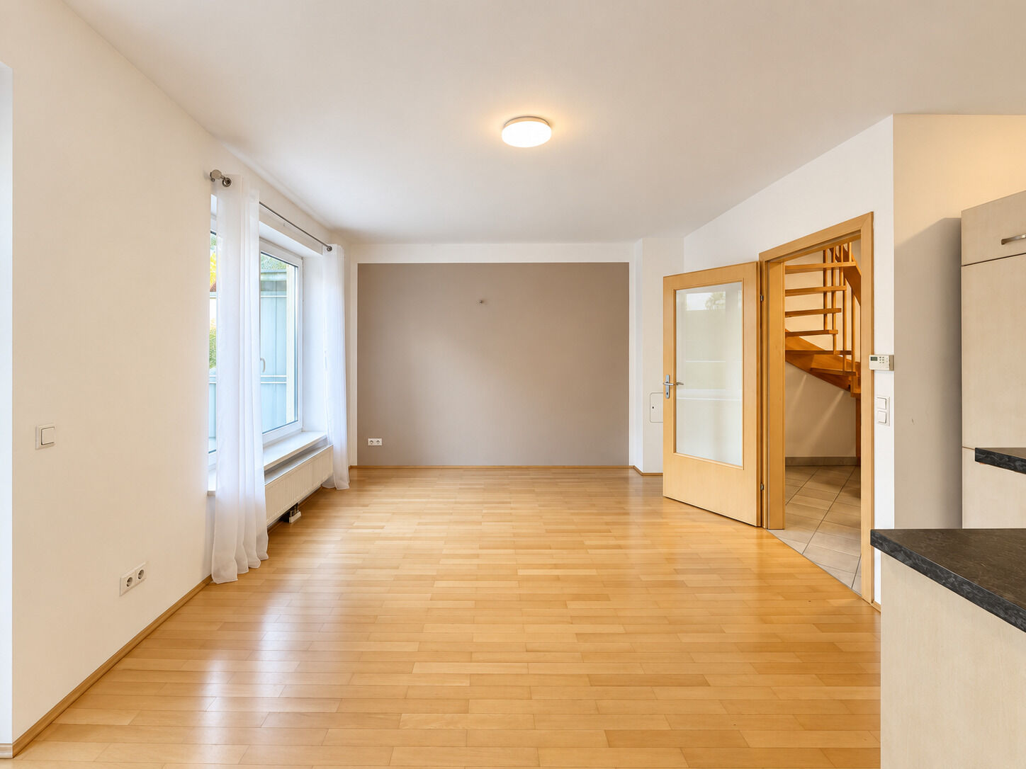 Heller, moderner Wohnraum mit Holzdetails