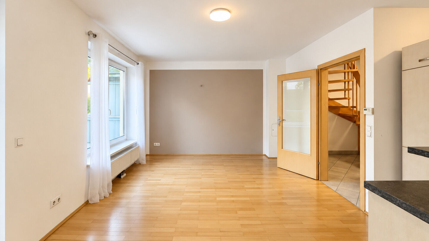 Heller, moderner Wohnraum mit Holzdetails
