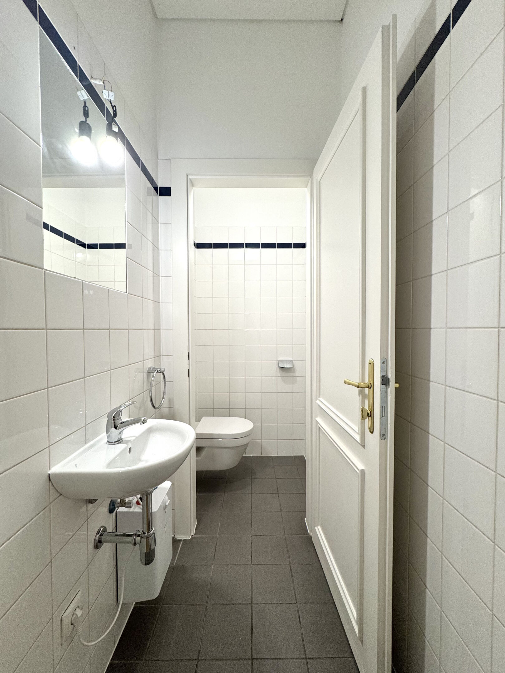 Toilette mit Handwaschbecken